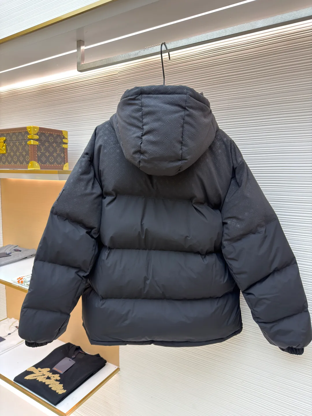 LOUIS VUITTON spliced old flower cotton jacket ●Original version: Purchased and developed for 28900 ●Item number: 1681599-D05 ●Fabric: white goose feather fabric ●Technology: printing production ●Color: black ●Version: fitted version ●Weight: about 1095 grams ●Size: 46-48-50-52 ●Description: This belted jacket is made of a mixed fabric of yoke and integrated into the collar. It is embellished with a non-detachable hood, embossed at the splicing, minimonogram embossed environmentally friendly lining with lightweight texture, thermal insulation and customized hardware accessories. The fabric speaks of sustainable and ethical design, and the left sleeve is uniquely decorated with a Louis Vuitton leather leather patch with silicone patch. The overall wiring is straight and delicate, the fabric is comfortable and soft, and the color is consistent without color difference. It can be matched with the same style to create a fashionable look and control various occasions. Customized accessories, complete with three standards, same style for men and women!